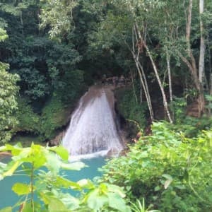 Der Wasserfall Blue Hole in Ocho Rios