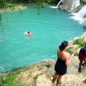 Landausflugsgäste schwimmen am Blue Hole Wasserfall