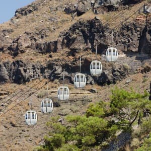 Seilbahn zwischen dem Hafen und Fira