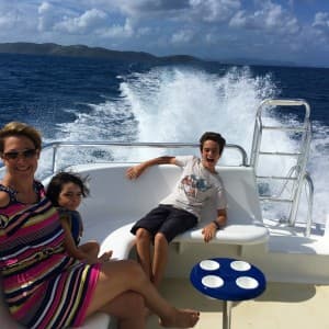 Landausfluggäste genießen die Fahrt auf dem Ausflugsboot