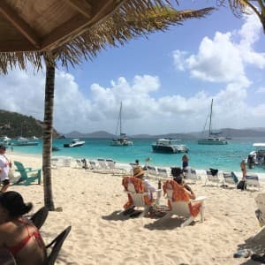 Landausfluggäste entspannen am White Bay Beach