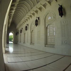 Landausflug in Muscat: Die Gänge der Sultan Qaboos Grand Moschee