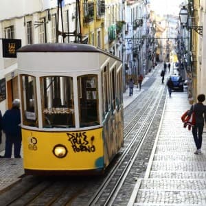 Landausflug in Lissabon: Typische Straße im Zentrum Lissabons