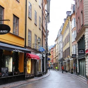 Enge Gasse mit Geschäften in der Altstadt Gamla Stan