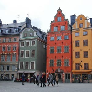 Bunte, urige Kaufmannshäuser auf dem Hauptplatz Stotorget in Gamla Stan