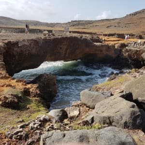 Landausfluggäste erkunden die noch intakte Baby Natural Bridge