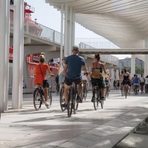 Landausfluggäste fahren in einem entspannten Tempo durch die Hafenstadt Málaga