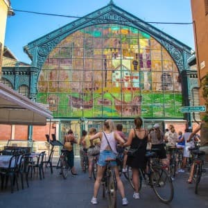 Landausfluggäste sehen auf Ihrer Fahrradtour auch die älteste Markthalle Atarzarans