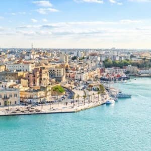 Die Küstenstadt Brindisi besitzt einen natürlichen Hafen