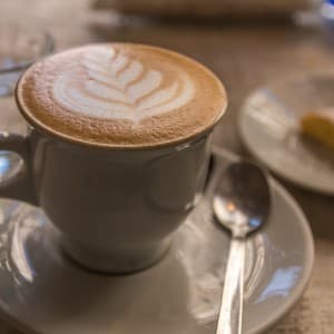 Landausfluggäste können italienischer Kaffee und Süßgebäck probieren
