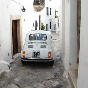 Nicht nur Menschen sondern auch Autos fahren durch die engsten Gassen in Ostuni
