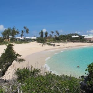 Weißer Sandstrand mit türkisem Wasser