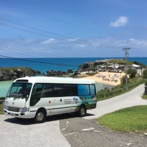 Bus mit blauem Meer im Hintergrund
