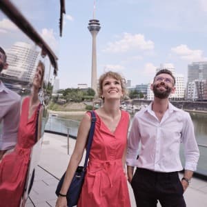 Ein Pärchen schaut sich etwas im Düsseldorfer MedienHafen an