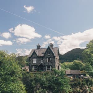 Ein märchenhaftes Haus in grüner Landschaft in Betws-Y-Coed