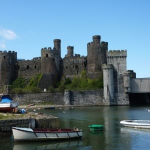 Conwy Castle am Fluss Conwy, an dem kleine Boote liegen