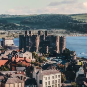Panoramablick über Conwy mit der Festungsanlage Conwy Castle im Zentrum