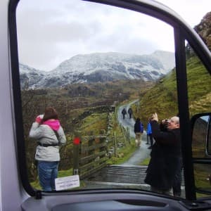 Landausfluggäste machen Fotos von der grünen Landschaft im Snowdonia Nationalpark