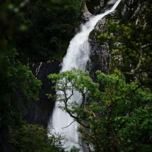 Ein Wasserfall im Snowdonia Nationalpark in Wales