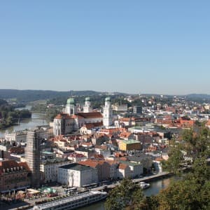Landausflugsgäste genießen den Ausblick auf Passau