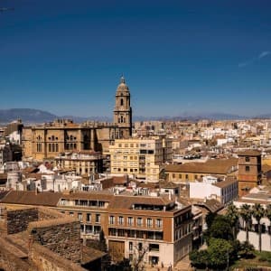 Málaga ist die zweitgrößte Stadt Andalusiens und liegt an der Costa del Sol