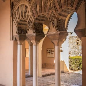Die Torbögen in der Alcazaba haben arabische Einflüsse