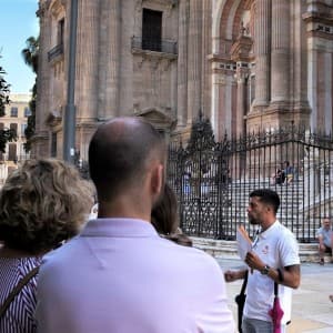 Landausfluggäste gehen mit Ihrem ortskundigen Reiseleiter zu den wichtigsten Sehenswürdigkeiten in Málaga