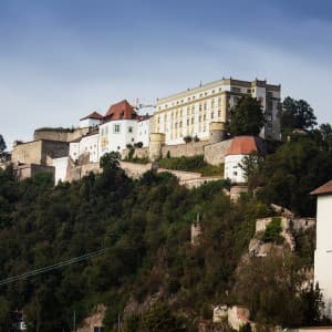 Landausflugsgäste wandern hoch zur Burg Veste Oberhaus
