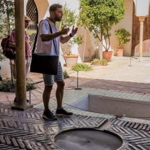Landausfluggäste und Ihr Reiseleiter entdecken zusammen die bekanntesten Highlights der Hafenstadt Málaga