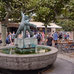 Der Radschlägerbrunnen in der Altstadt Düsseldorfs