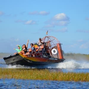 Landausfluggäste fahren auf einem Propellerboot durch die Everglades