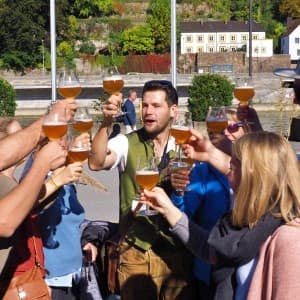Landausflugsgäste probieren kulinarische Köstlichkeiten während der Geocaching Tour