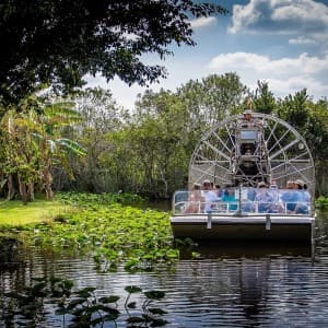 Touristen fahren auf einem Propellerboot durch die Everglades
