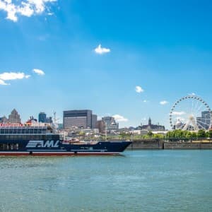 Landausfluggäste fahren auf Ihrer Bootstour an den Highlights von Montréal vorbei