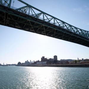 Die Pont Jacques-Cartier Brücke ist fünfspurig und verbindet Montréal mit der Stadt Longueuil