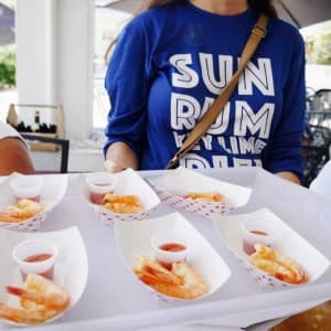 Landausflugsgäste probieren die leckeren Pink Shrimps von Key West