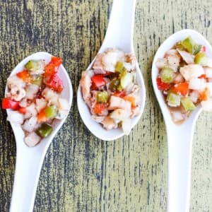 Landausflugsgäste probieren traditionelles Conch Ceviche aus der Karibik
