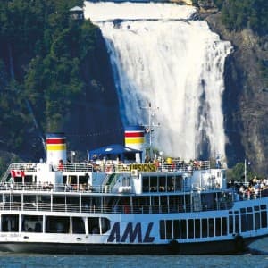 Landausfluggäst haben einen tollen Ausblick auf dem Ausflugsboot auf Québec und der umliegenden Umgebung