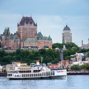 Landausfluggäste sehen auf Ihrer Tour mit einem Ausflugsboot viele Sehenswürdigkeiten von Québec