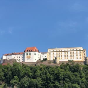 Landausflugsgäste können die bekannte Burg Veste Oberhaus bestaunen