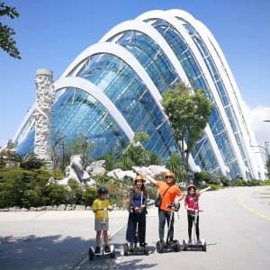 Gruppe von Mini Segway Fahrern steht vor dem Gardens by the Bay Bay South