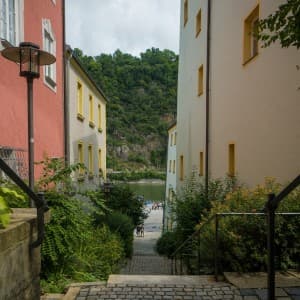 Landausflugsgäste schlendern durch die kleinen Gassen von Passau