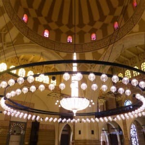 Der spektakuläre Kronleuchter der Al Fateh Moschee