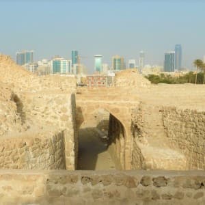 Die bekannte Qal'at Al Bahrain Festung mit Aussicht auf die Skyline