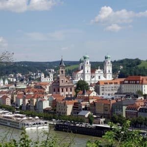Landausflugsgäste besuchen den Dom St. Stephan