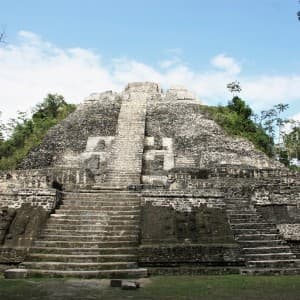 Blick auf den Hohen Tempel der Maya-Stätte Lamanai