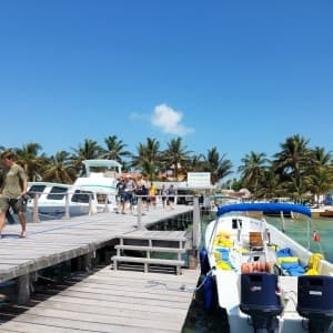 Ausflugsboot am Bootssteg auf Caye Caulker