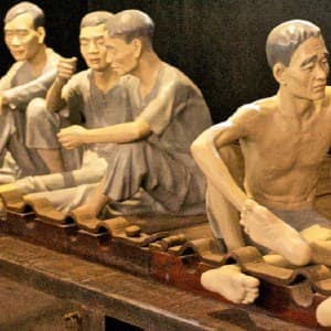 Lebensgroße Puppen stellen Gefängnisszenen nach