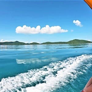 Blick von einem Boot zur Insel Koh Madsum