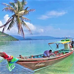 Die traditionellen Longtailboote werden ab Koh Samui zahlreich genutzt.